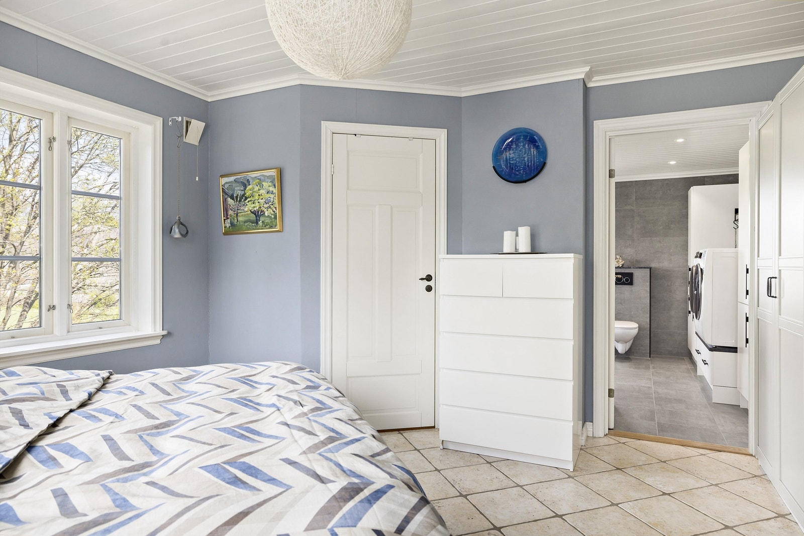 Eget bad i tilknytning hovedsoverommet, samt bod/klesrom. Galleribilde