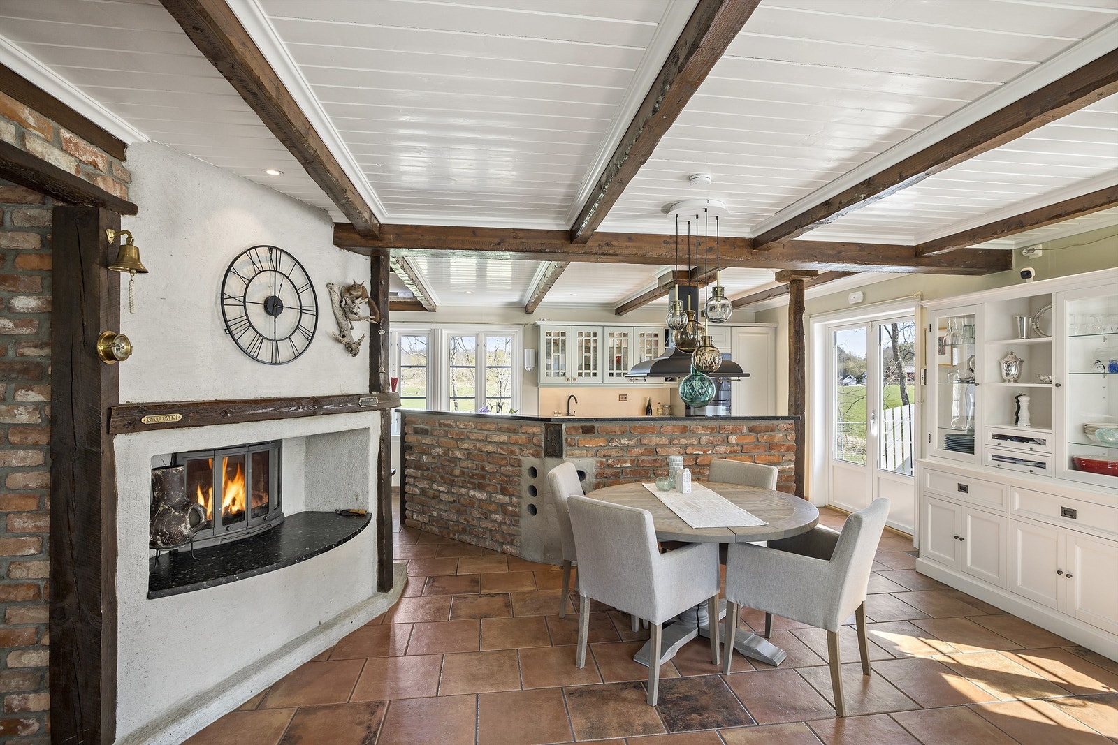 Den åpne løsningen mot stuen gir et luftig preg og gode lysforhold. Galleribilde