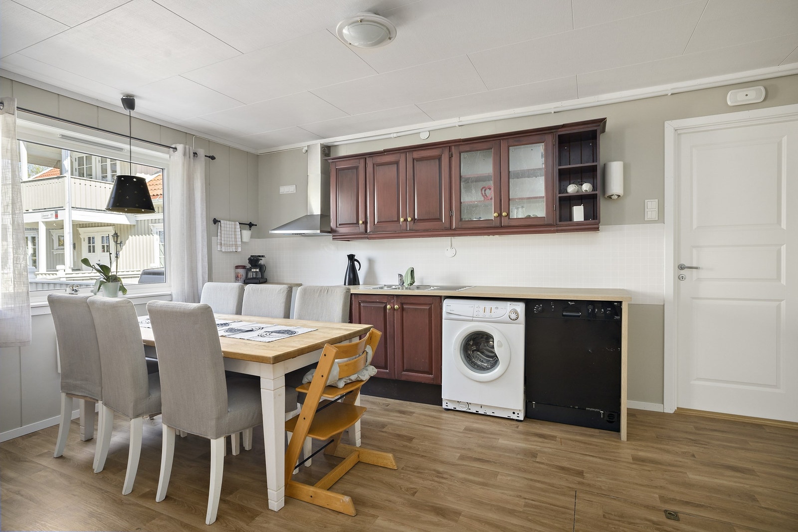 Annekset har inngang fra gårdsplassen, slik at det er adskilt fra uteområdene til eneboligen. Perfekt hvis man ønsker å leie ut annekset. Galleribilde