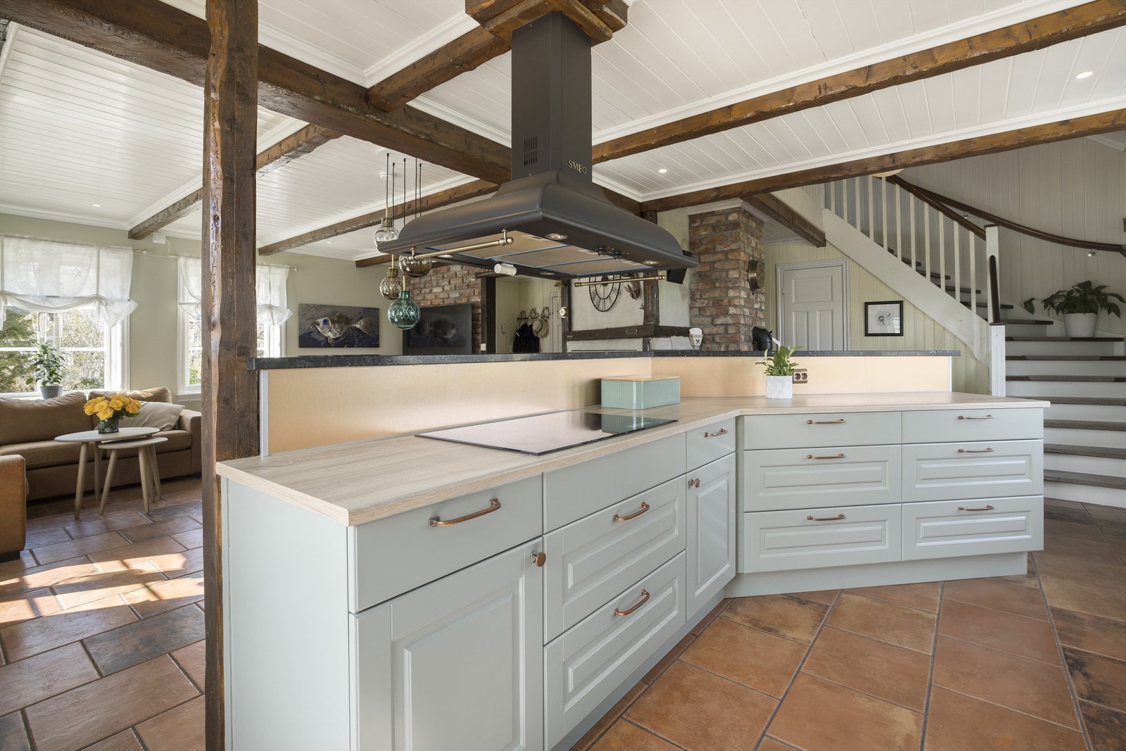 Hele førsteetasje har varmekabler i gulv ( minus boder ). Flislagt gulv. Galleribilde