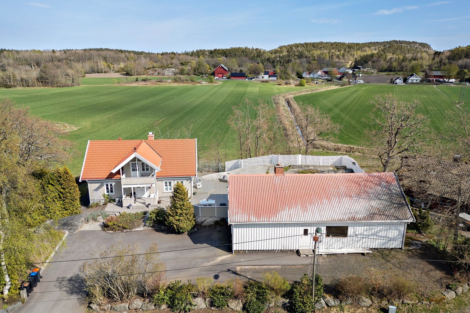 Eiendommen har en sentral beliggenhet mellom Larvik og Sandefjord, noe som gir deg tilgang til det beste fra begge byer. Galleribilde