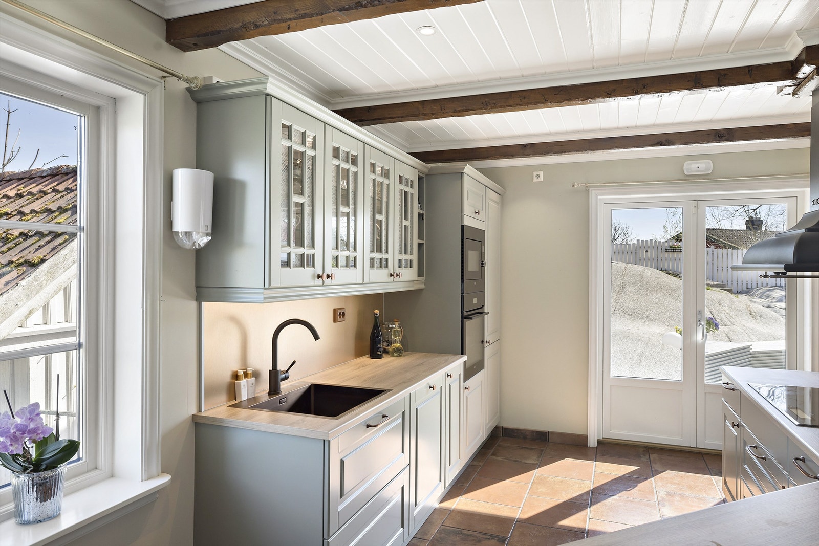 Boligen har gjennomgått flere oppgraderinger og fremstår som en lys og innbydende bolig med moderne løsninger. Galleribilde