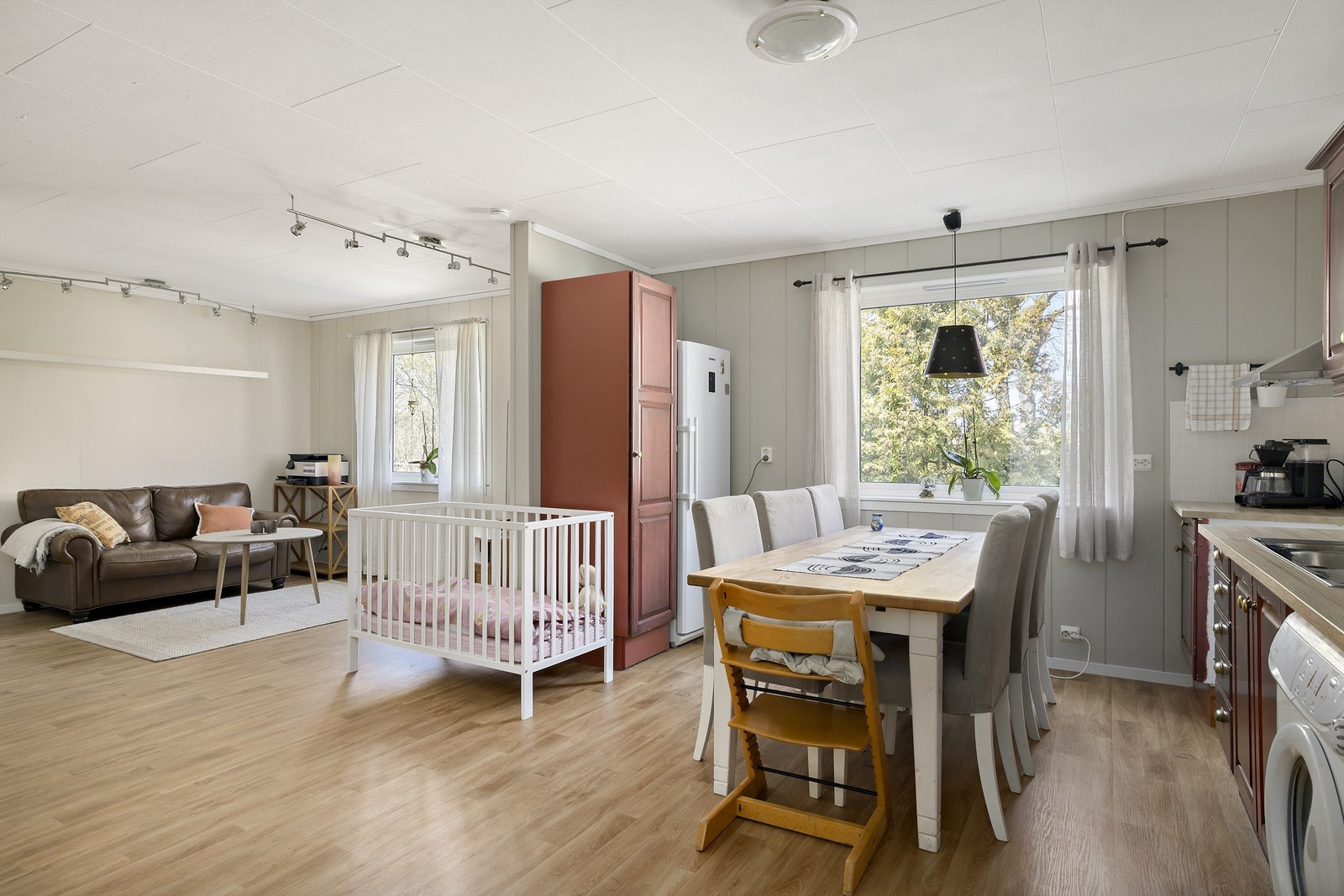 Velkommen inn i annekset! Enkelt kjøkken med frittstående hvitevareer. Galleribilde