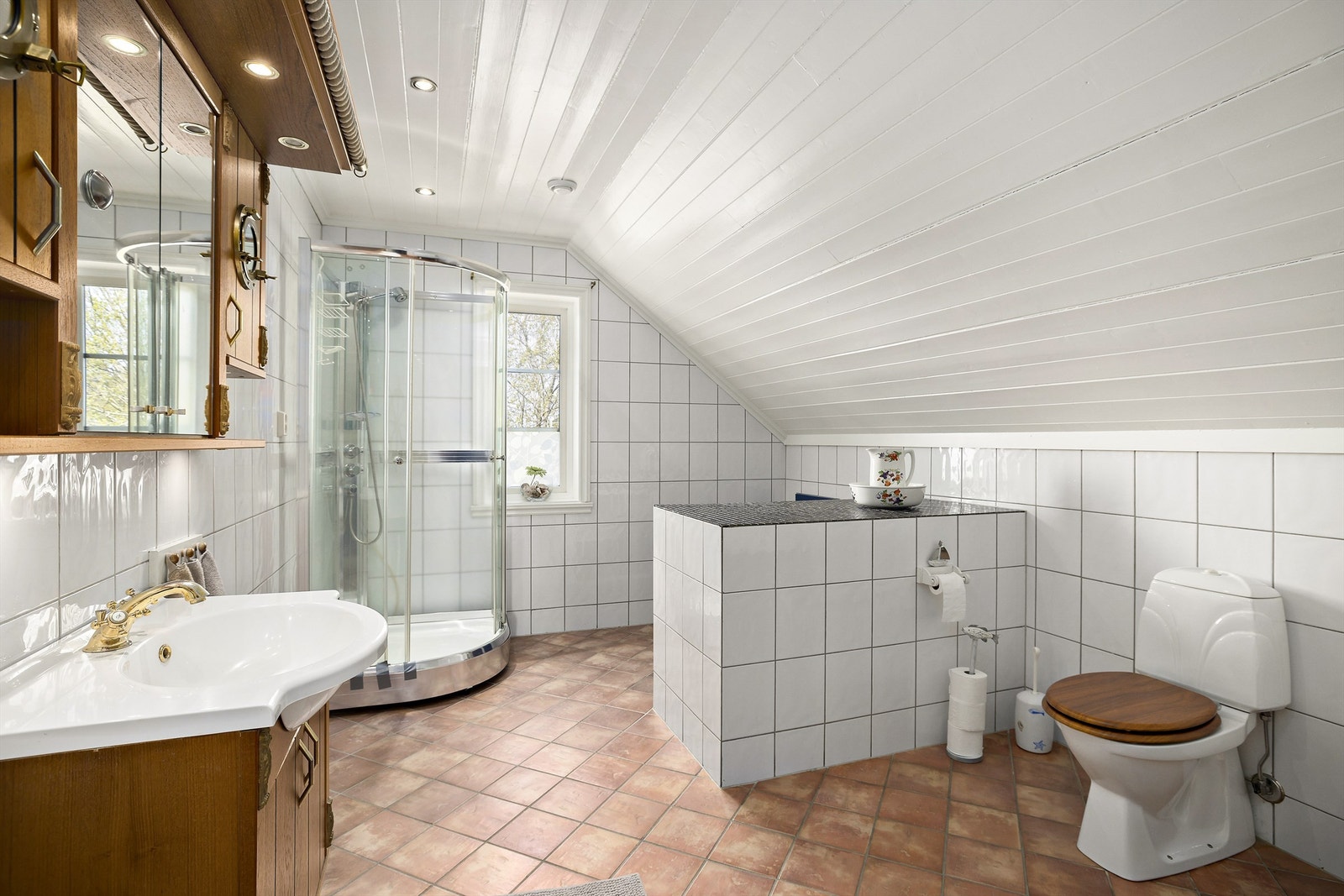 Badet i andre etasje har badekar, dusjkabinett, servant og toalett, og er fra byggeåret. Galleribilde