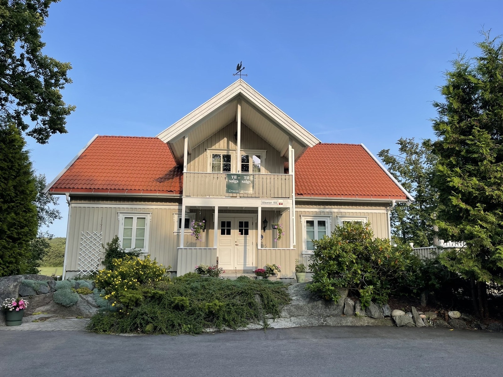 Eiendommen har en flott og opparbeidet hage med busker, trær og blomster. Asfaltert gårdsplass og belegningsstein inn mot hovedinngangen. Galleribilde