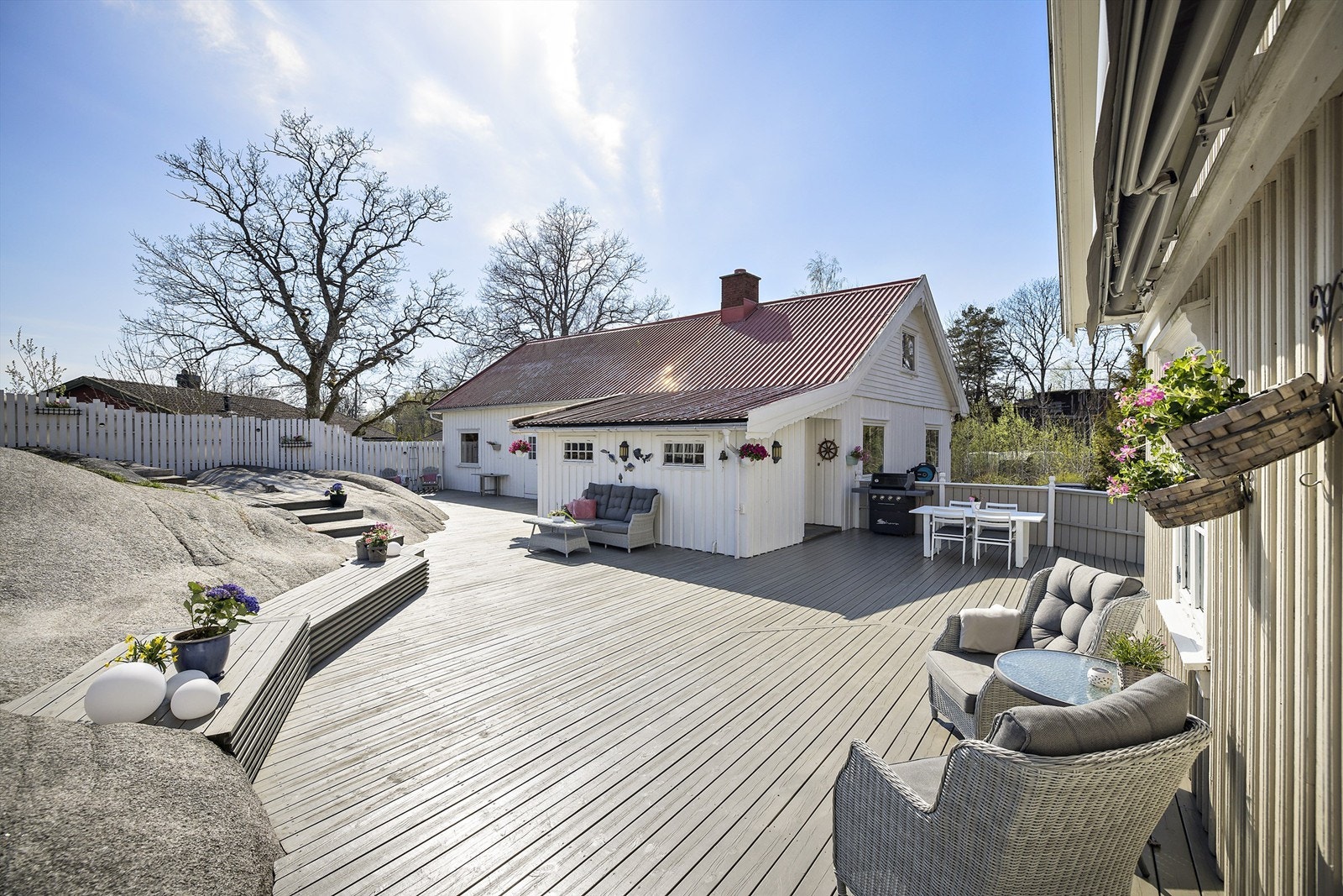 Uteområdene er flotte, som blant annet denne plassen lagt med terrassebord i flere soner. Plassen er inngjerdet, så den er ypperlig for deg med småbarn eller f.eks hund. Galleribilde