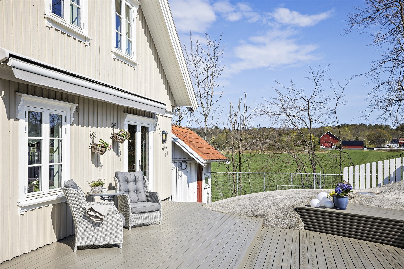 Her kan du nyte solen og kikke utover landlige og sjønære omgivelser. Galleribilde