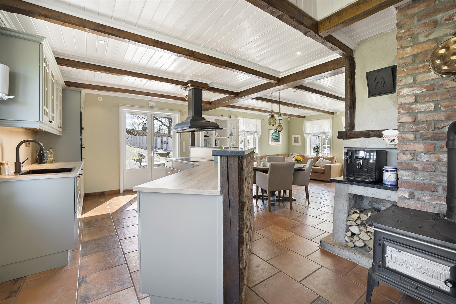 Romslig stue med åpen kjøkkenløsning Galleribilde