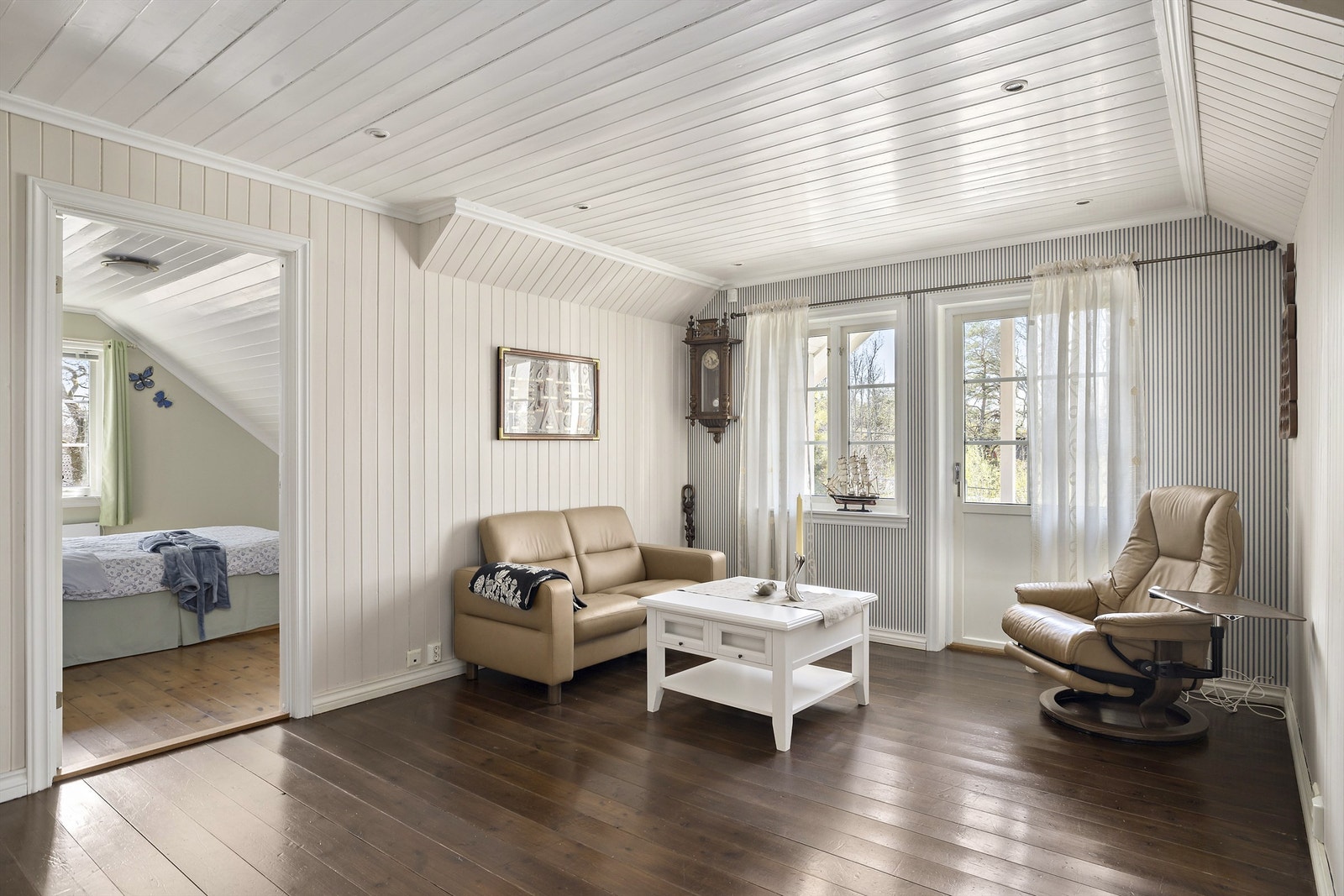 Opp i andre etasje kommer du først til en romslig loftstue med utgang til overbygd balkong. Galleribilde