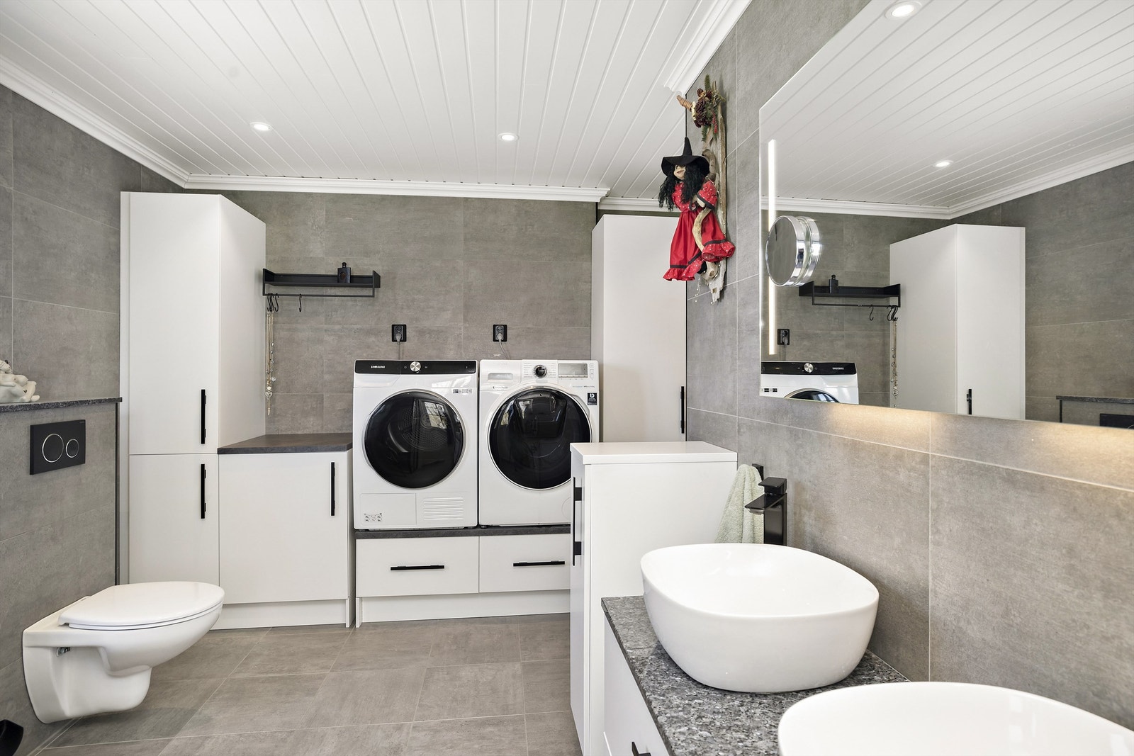 Boligens hovedbad i første etasje ble totalrenovert i 2021 av fagfolk og har flislagte overflater, dusjnisje, dobbel servant med innredning og vegghengt toalett. Galleribilde