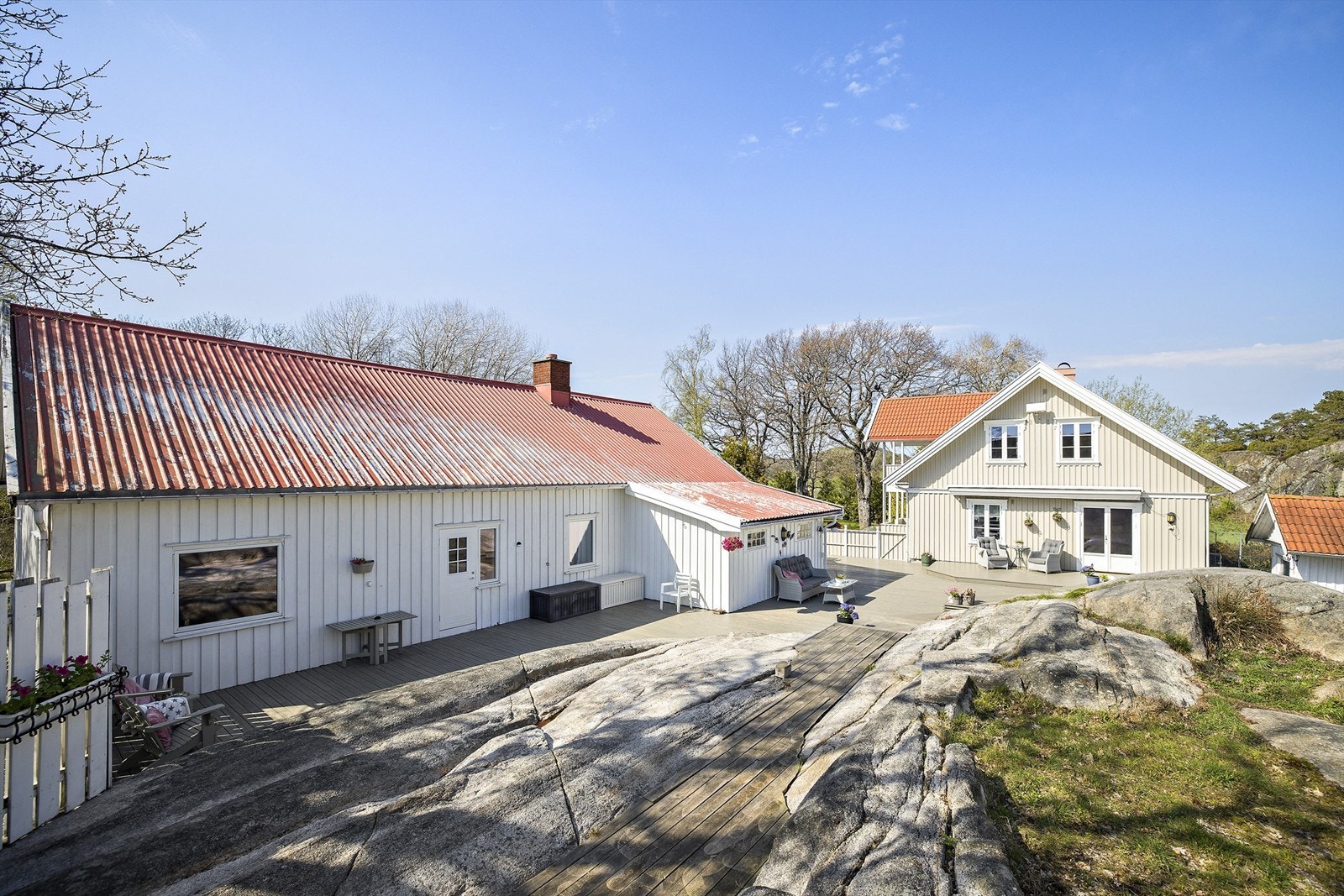 På eiendommen står også et frittliggende anneks/verksted med delvis innredet loft. Galleribilde