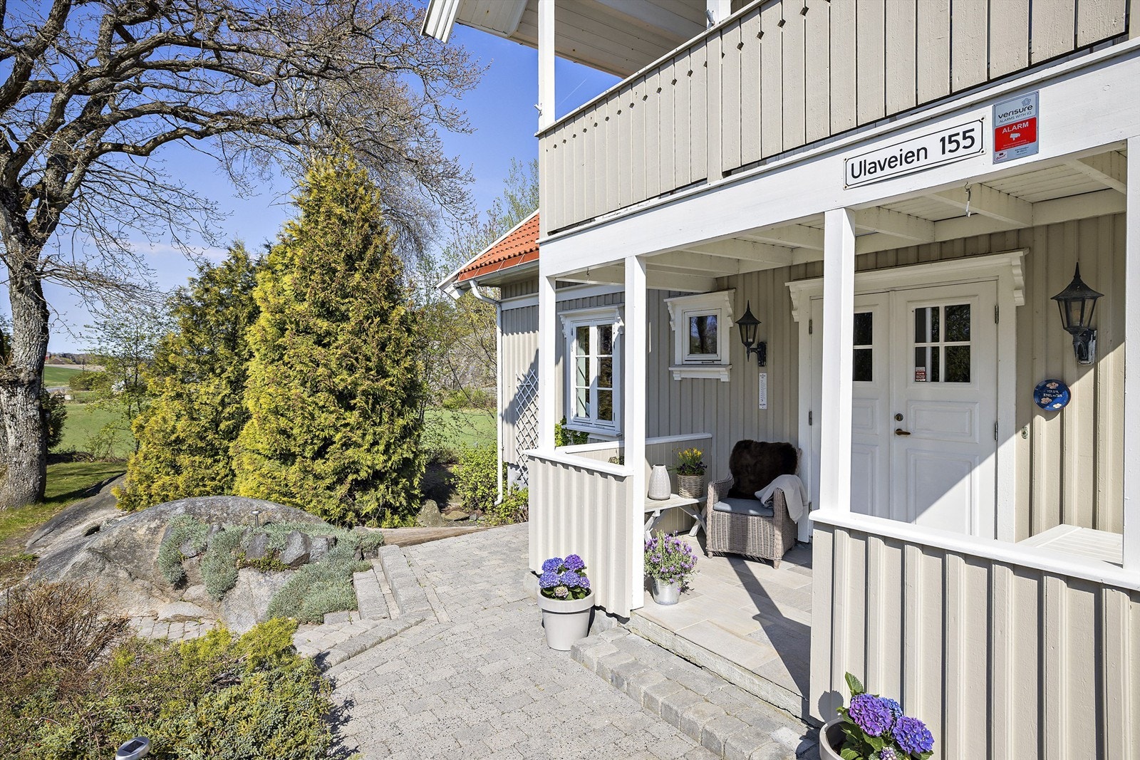 Eneboligen er fra år. 2001 og er over to plan. Et veldig hyggelig inngangsparti belagt med belegningsstein og skifer. Galleribilde