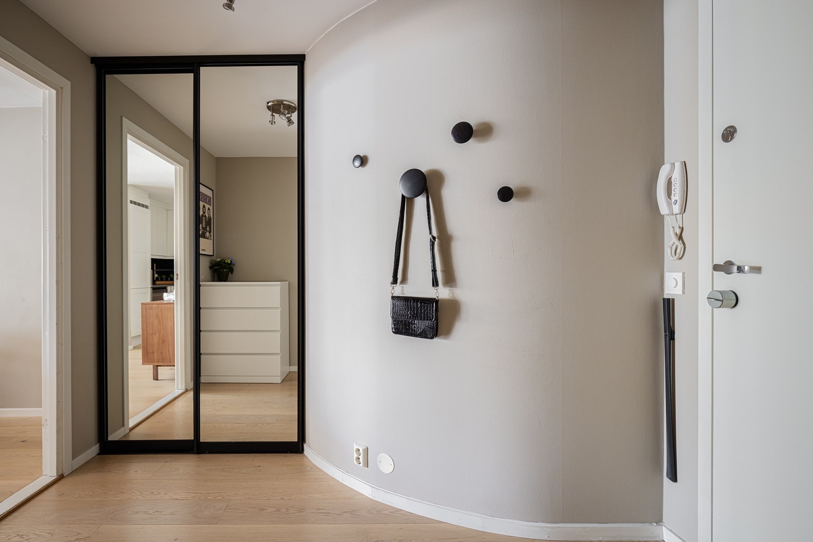 Velkommen til en romslig entré. Nyere(2023) skyvedørsgarderobe med speilfronter. Her finner du også callinganlegg. Galleribilde