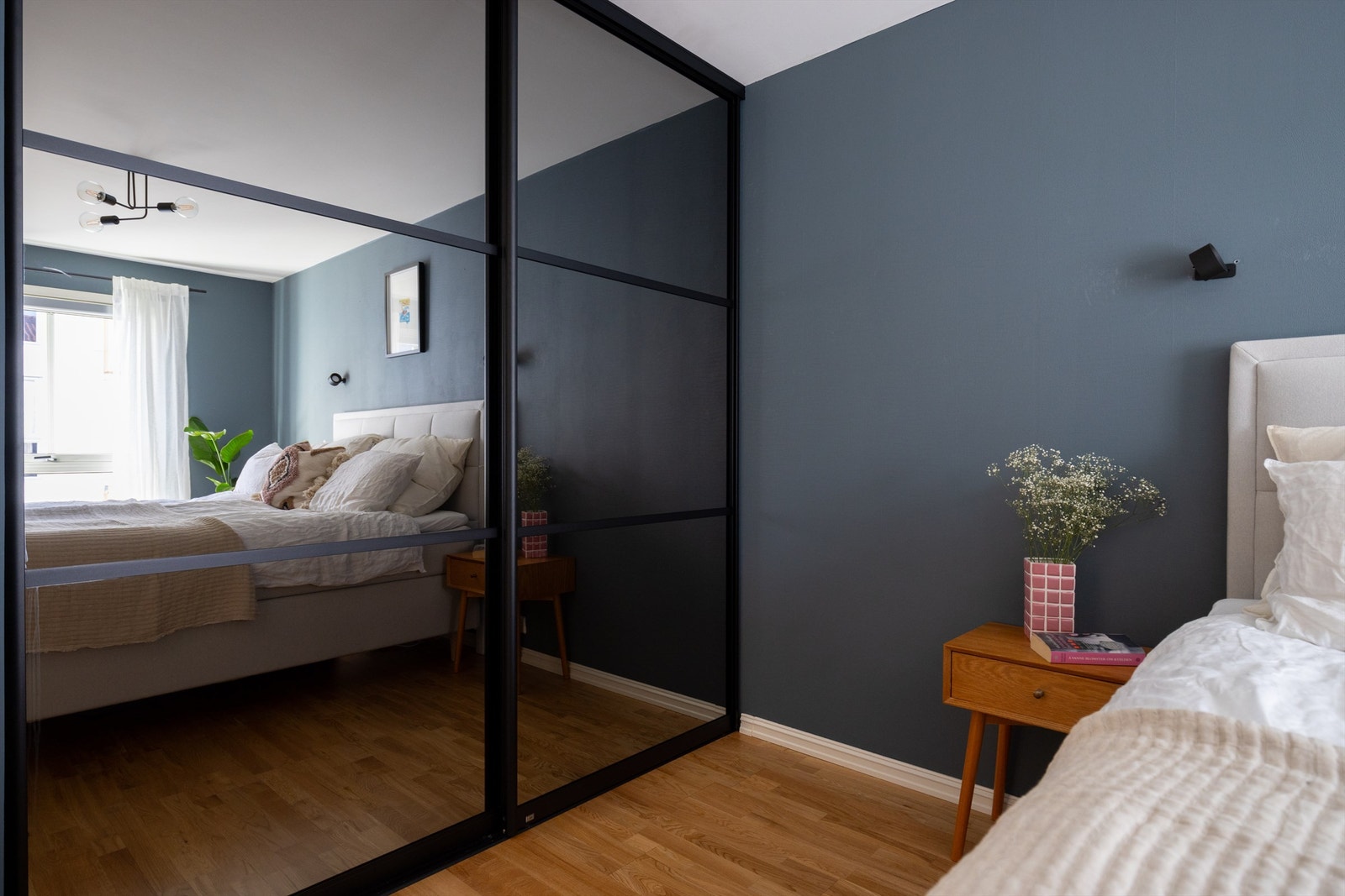 Flott skyvedørsgarderobe med speilfronter. Galleribilde