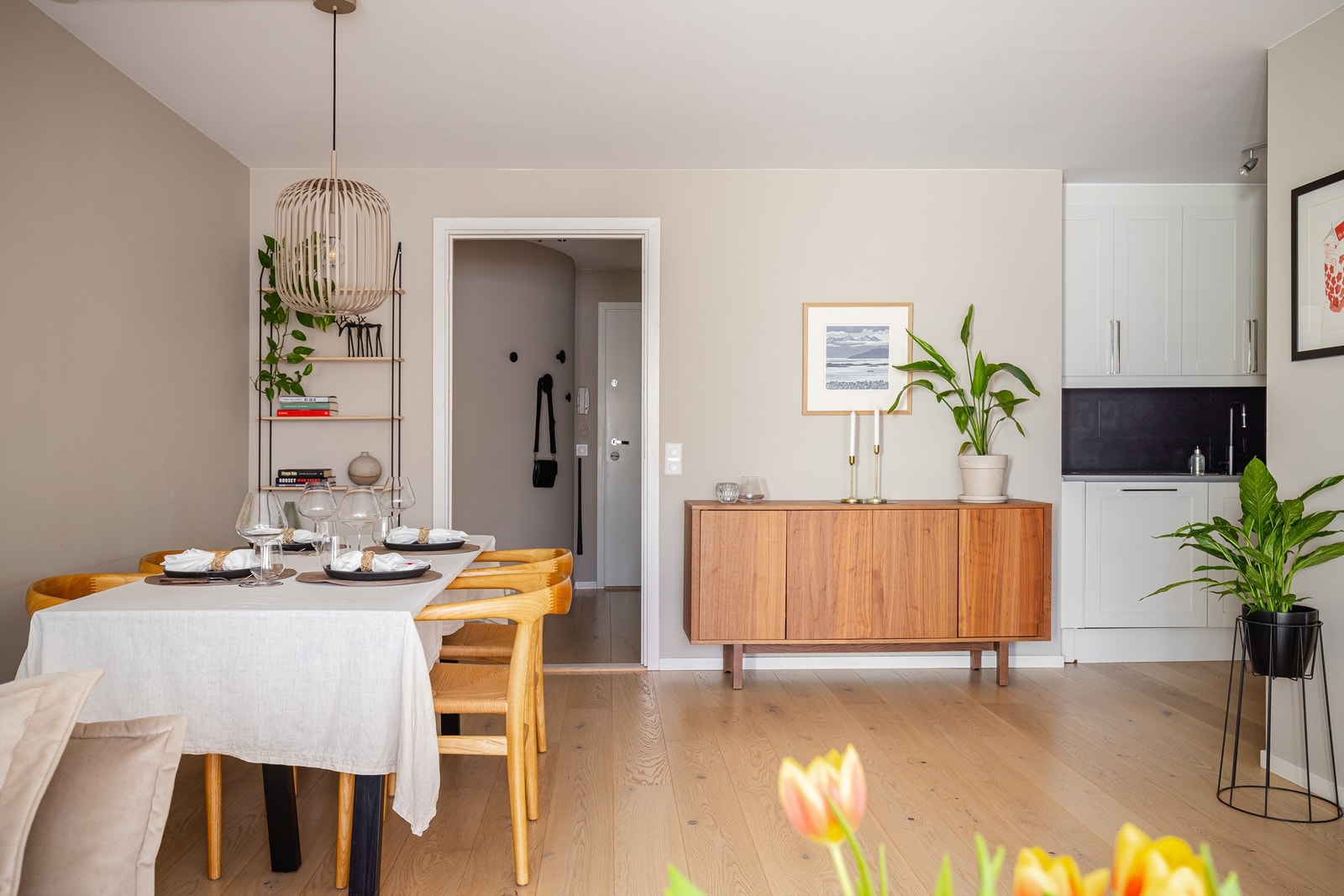 Leiligheten har en delvis åpen stue- og kjøkkenløsning som skaper en luftig og innbydende atmosfære. Galleribilde