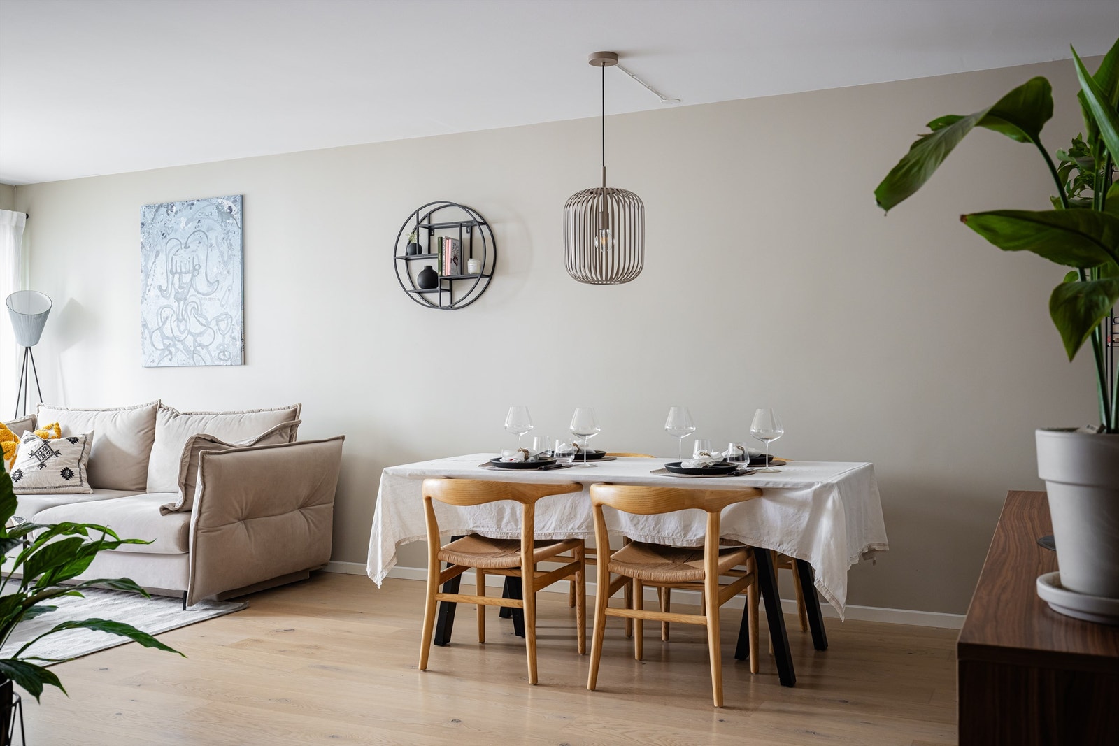 Den romslige stuen har store vindusflater som slipper inn rikelig med naturlig lys, og gir et lyst og trivelig miljø. Galleribilde