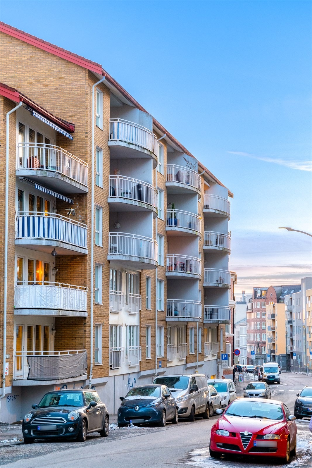 Gøteborggata 31C ligger tilbaketrukket til i et hyggelig nabolag sentralt på Rodeløkka/Grünerløkka. Galleribilde