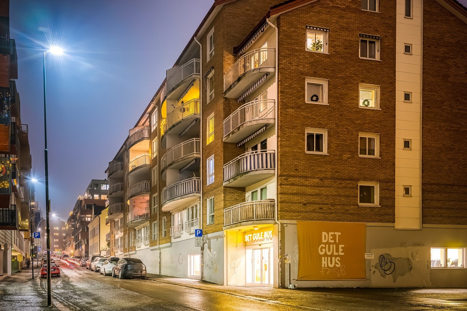 "Det gule hus" i underetasjen, som er en svært populær vintage-butikk. Galleribilde