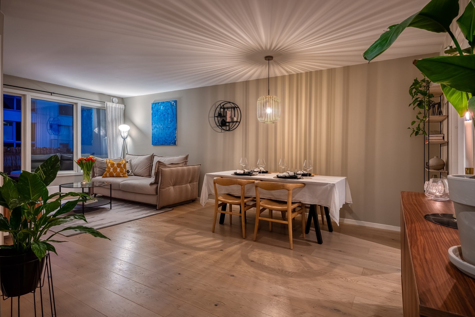 Gulvet er belagt med elegant én-stavs parkett, som er gjennomgående i leiligheten, med unntak av soverommet. Galleribilde