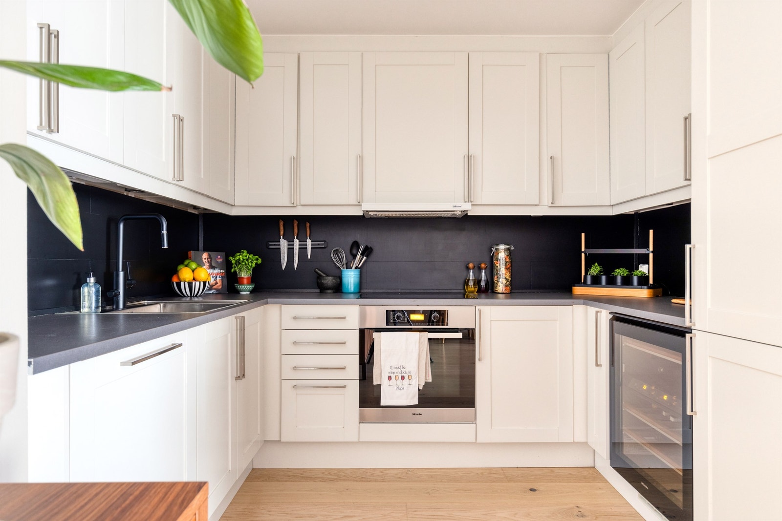 Det lyse kjøkkenet, levert av Sigdal, er utstyrt med integrerte hvitevarer fra Miele. Galleribilde