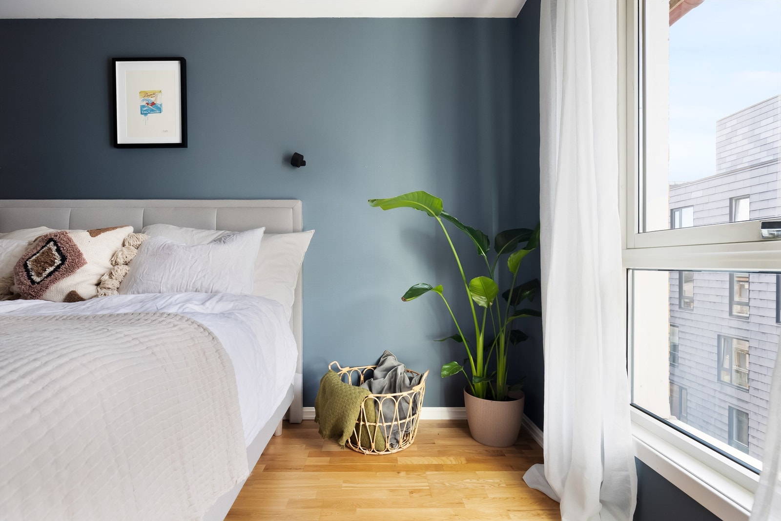 Store vinduflater gir rikelig med naturlig lys. Galleribilde