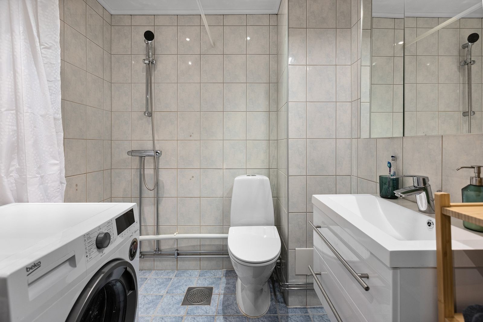 Pent flislagt bad med varmekabler. Vaskemaskin medfølger Galleribilde