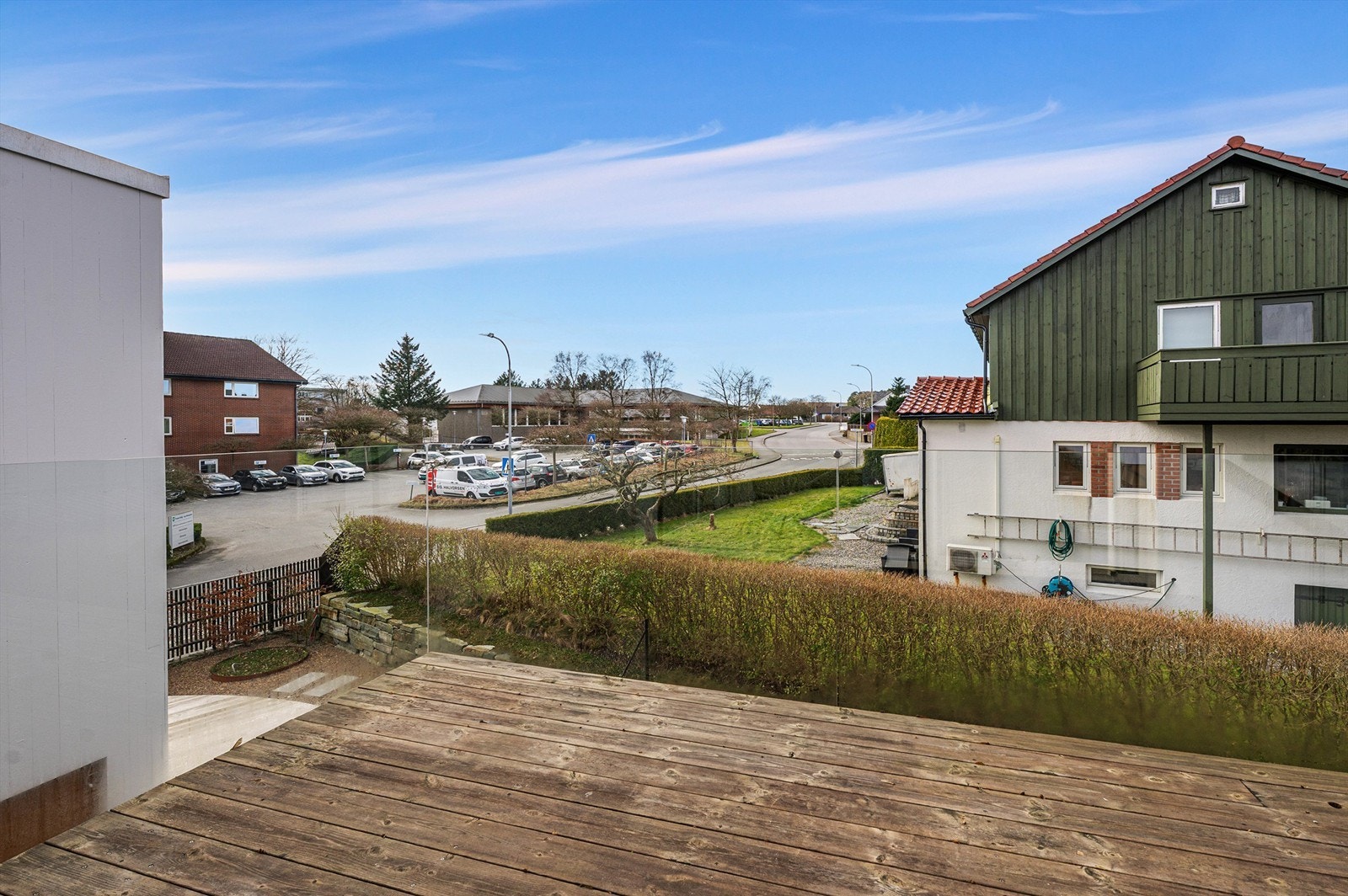 Terrasse med glassrekkverk som vender mot vest. Galleribilde