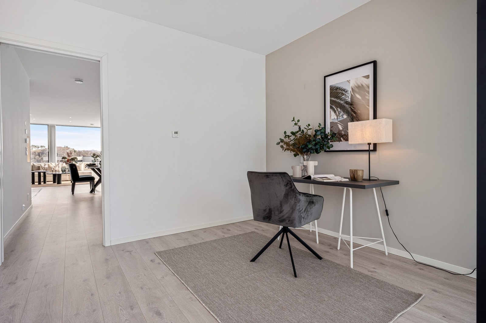Videre i en egen avdeling finner man kontor med utgang til vinterhage og terrasse, hovedsoverom med walk-in-closet og bad. Galleribilde