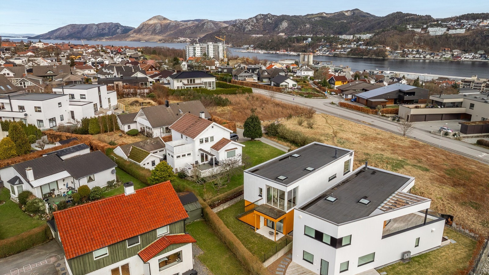 Boligen har 3 soverom, meget sosialt kjøkken/stue, 2 helflisede bad, gjestewc, eget vaskerom og 2 stuer. Galleribilde