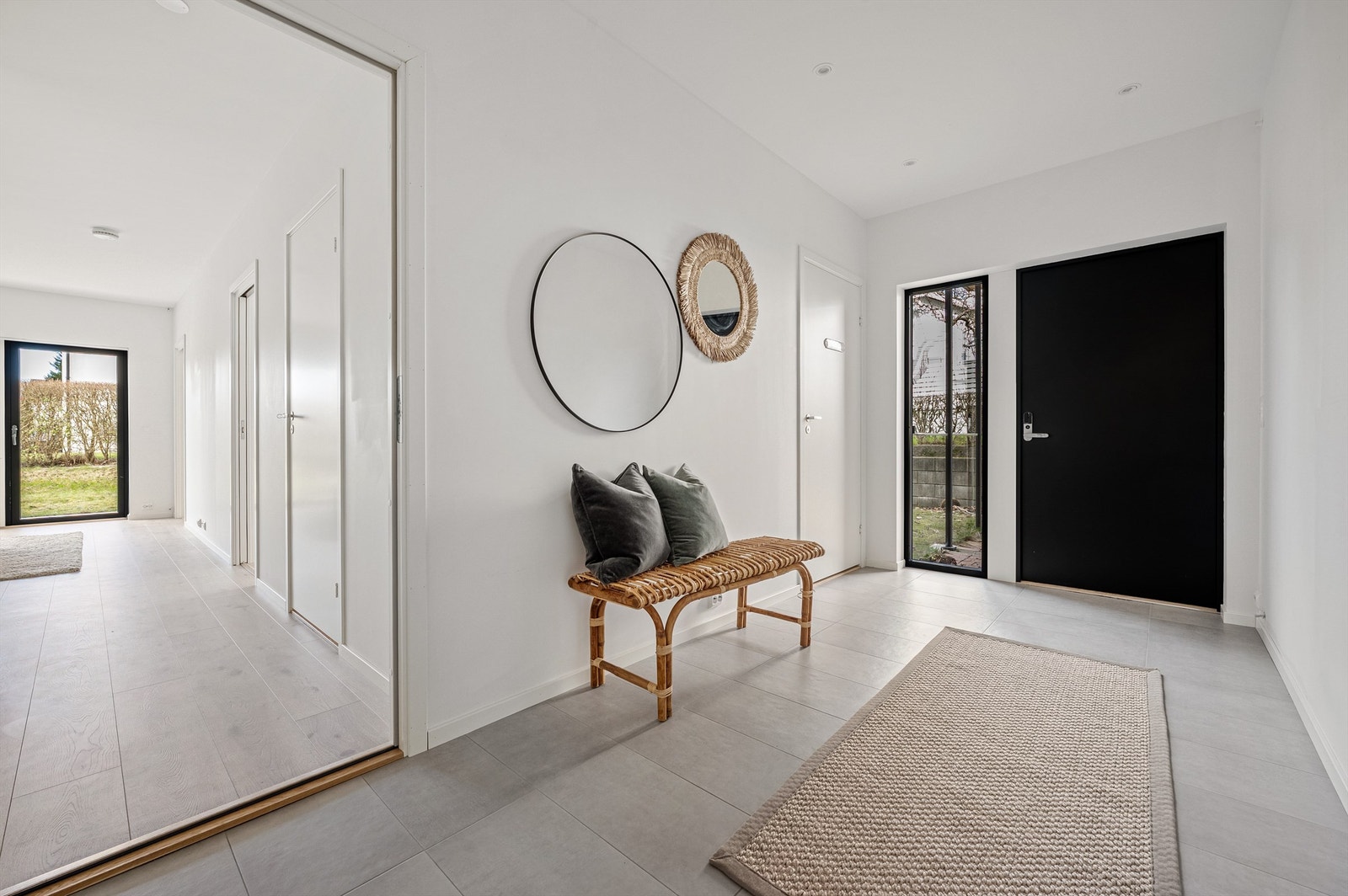 I boligens første etasje finner man også stue med utgang til platting og hagen, bad, bod og 2 soverom. Galleribilde