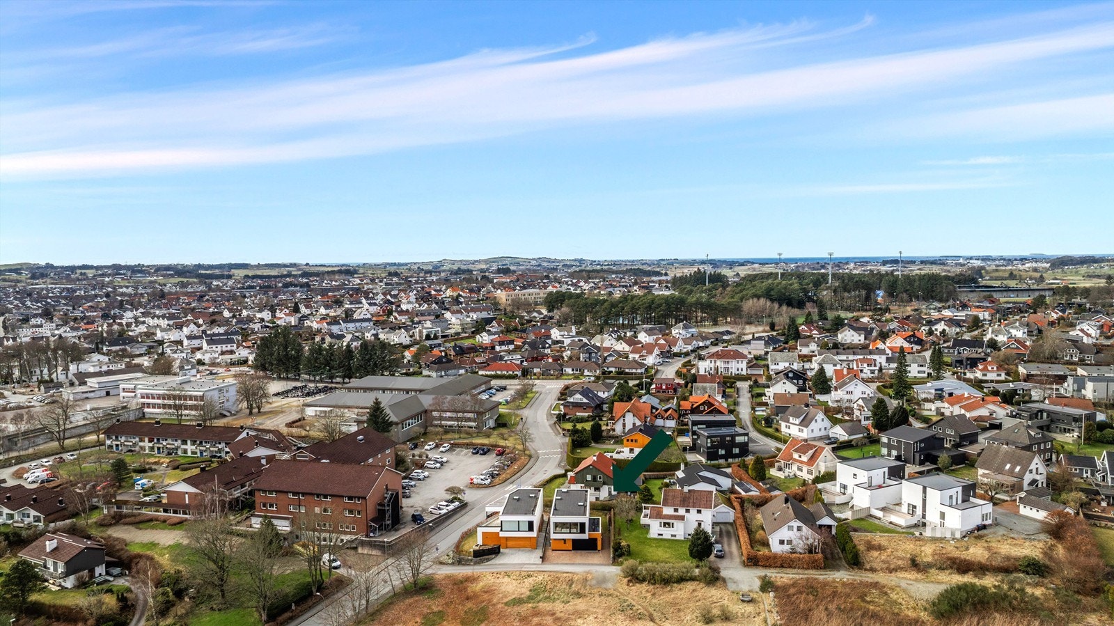 Skoler, barnehager, dagligvarebutikker og idrettsanlegg er like i nærheten, og det er enkel adkomst til E39 både retning Stavanger og Bryne. Galleribilde