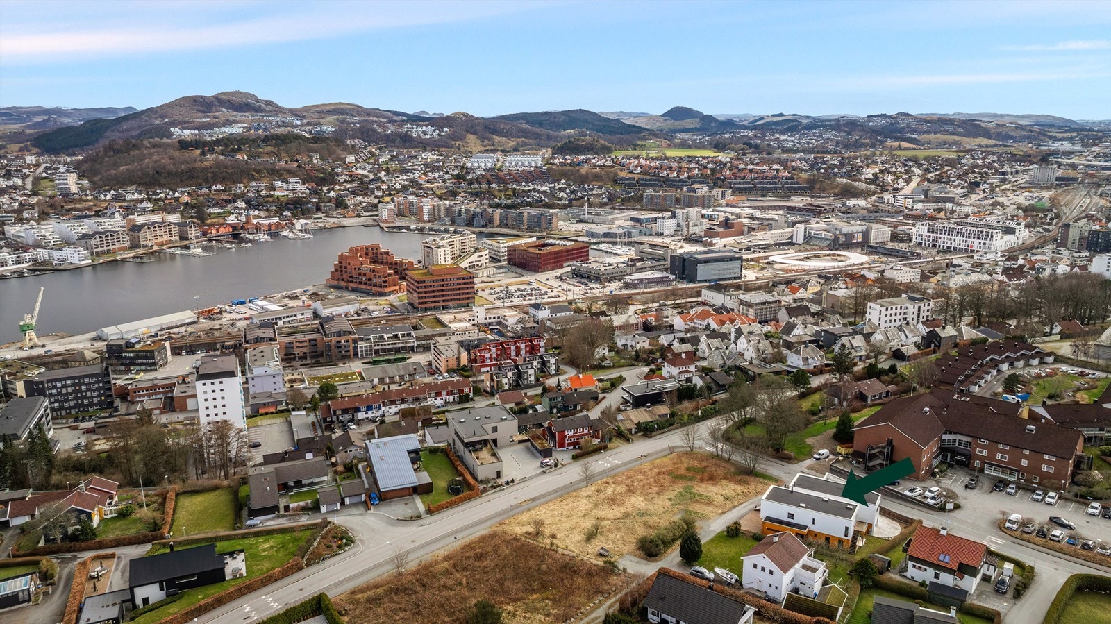 Boligen ligger i et etablert og sentrumsnært boligområde. Fra boligen er det det er gangavstand til Sandnes sentrum, hvor du finner shopping, restauranter, kaféer, treningssentre m.m. Galleribilde
