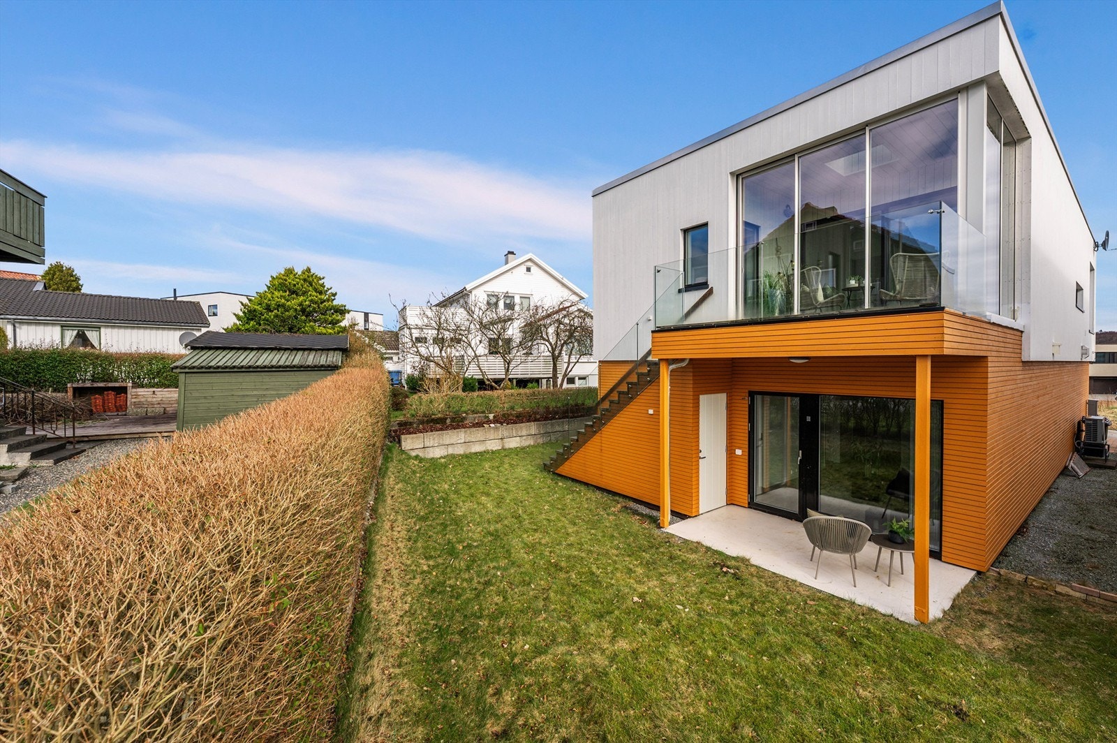 Vinterhage, terrasse, platting og hage vender mot vest. Galleribilde
