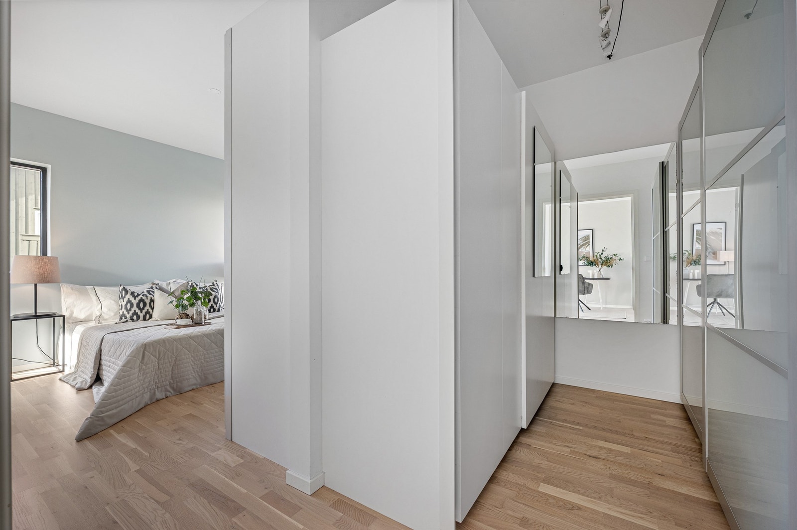 Soverom III som har vært brukt som hovedsoverom er av bra størrelse og har walk-in-closet som deler av mot bad. God plass til oppbevaring. Galleribilde