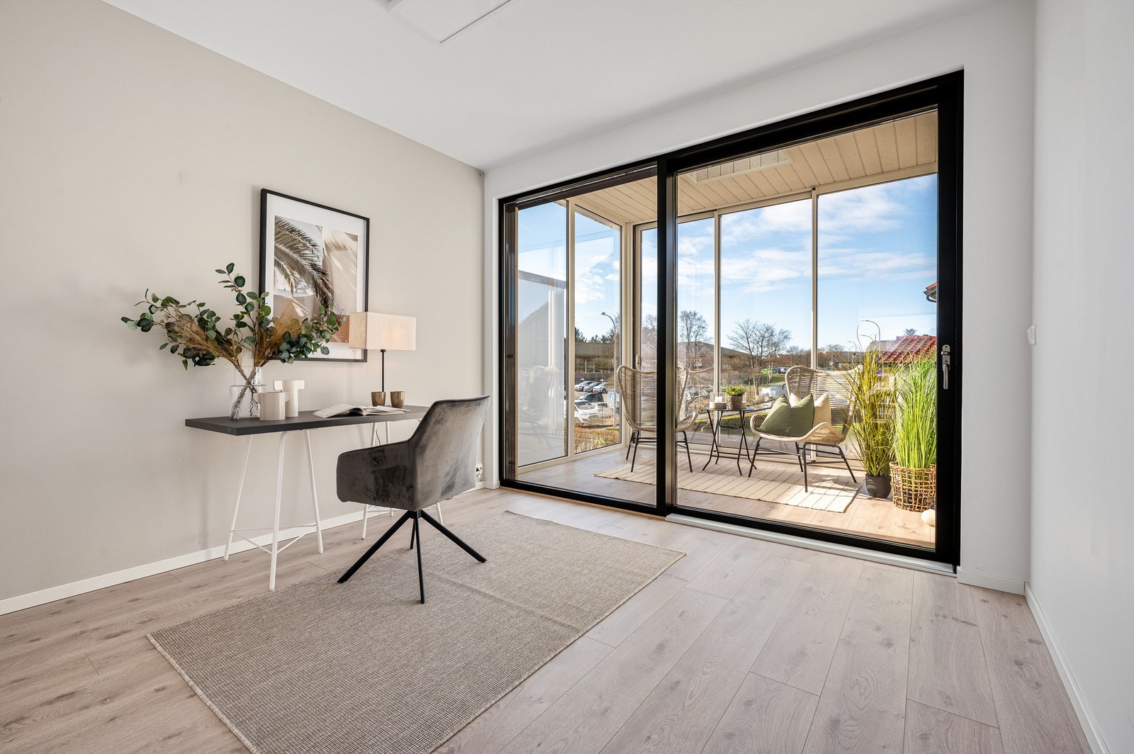 Kontor med god plass til enten salong, kontorpult eller det man måtte ønske. Det er direkte utgang til vinterhage og videre til terrasse. Galleribilde