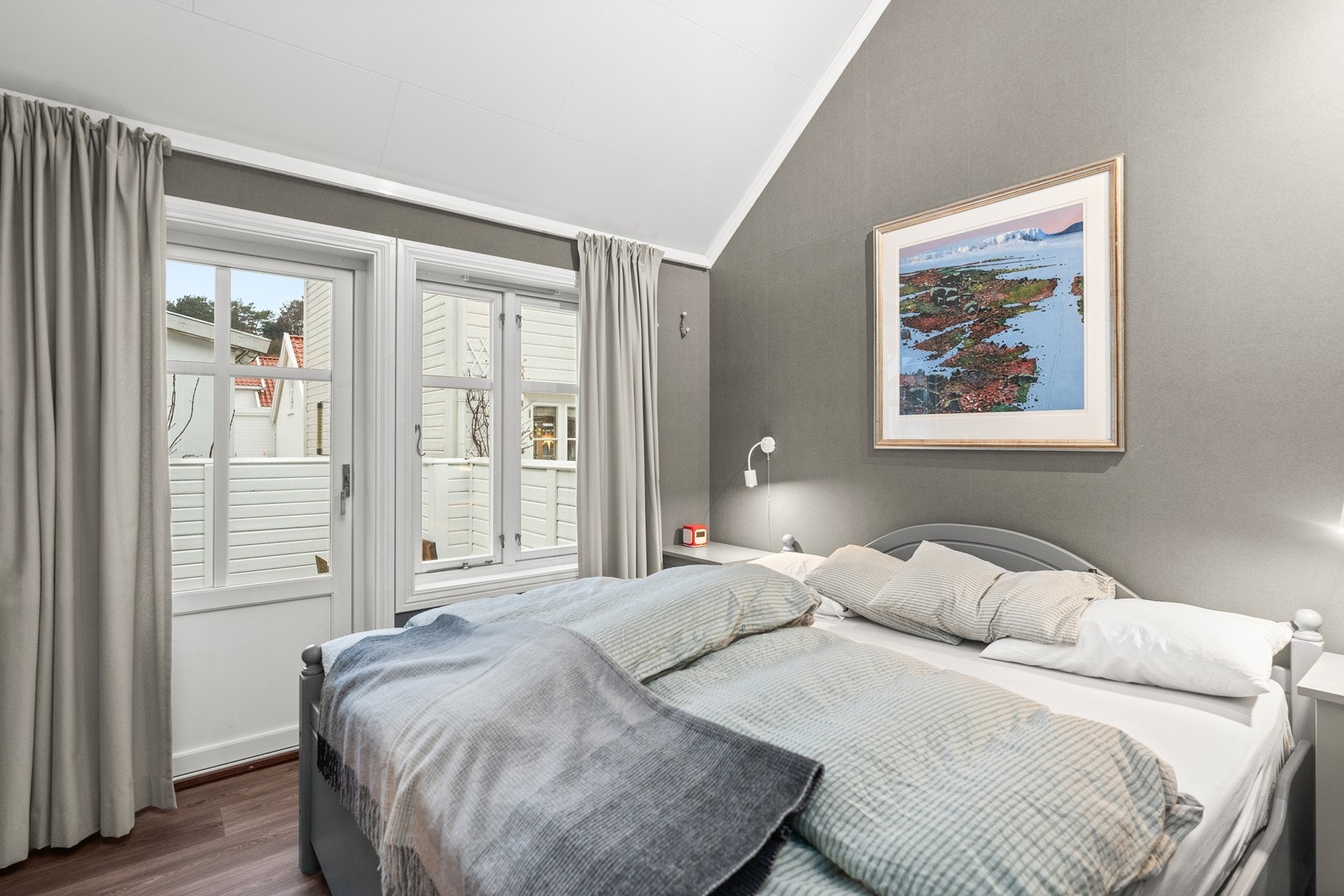 Hovesoverommet (1 av 2) med tilgang direkte til uteområdene - innredet med stor skyvedørsgarderobe langs den ene veggen Galleribilde