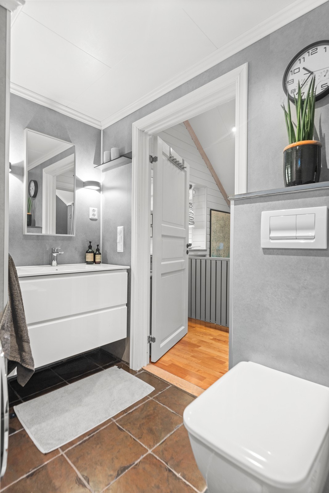 Badet ligger i tilbygget og er innredet dusjnisje og en større baderomsinnredning Galleribilde
