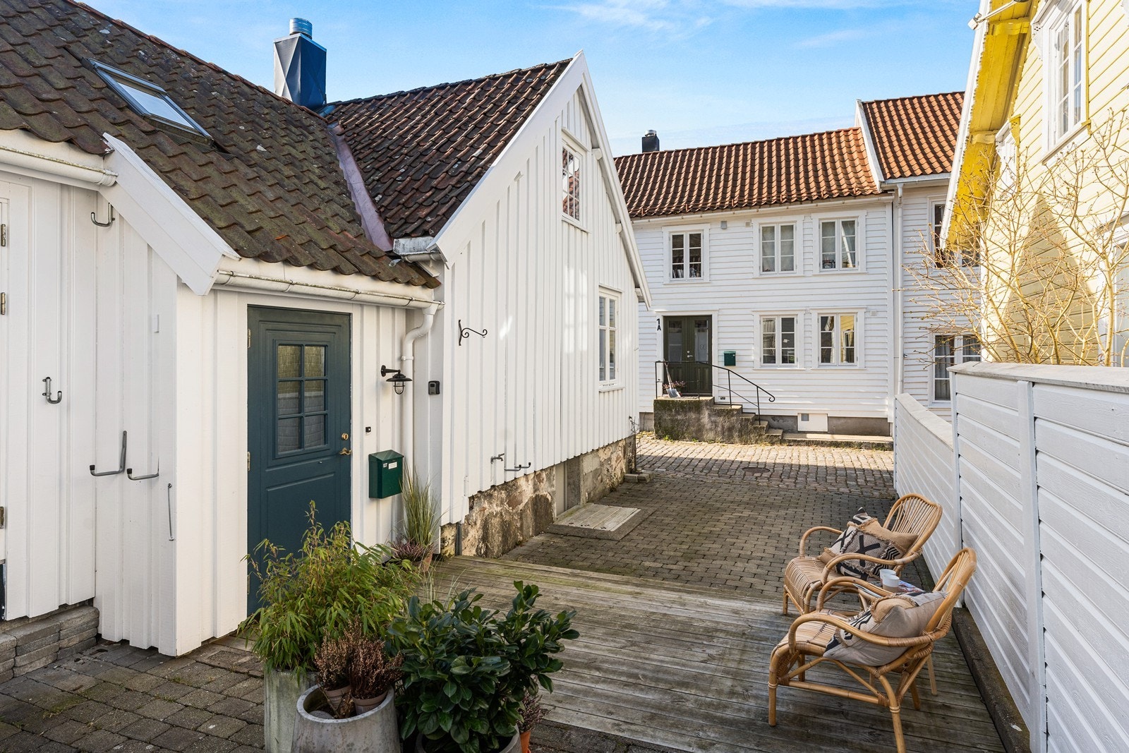 Uteplassen er innredet med både beleggningsstein og treplatting Galleribilde