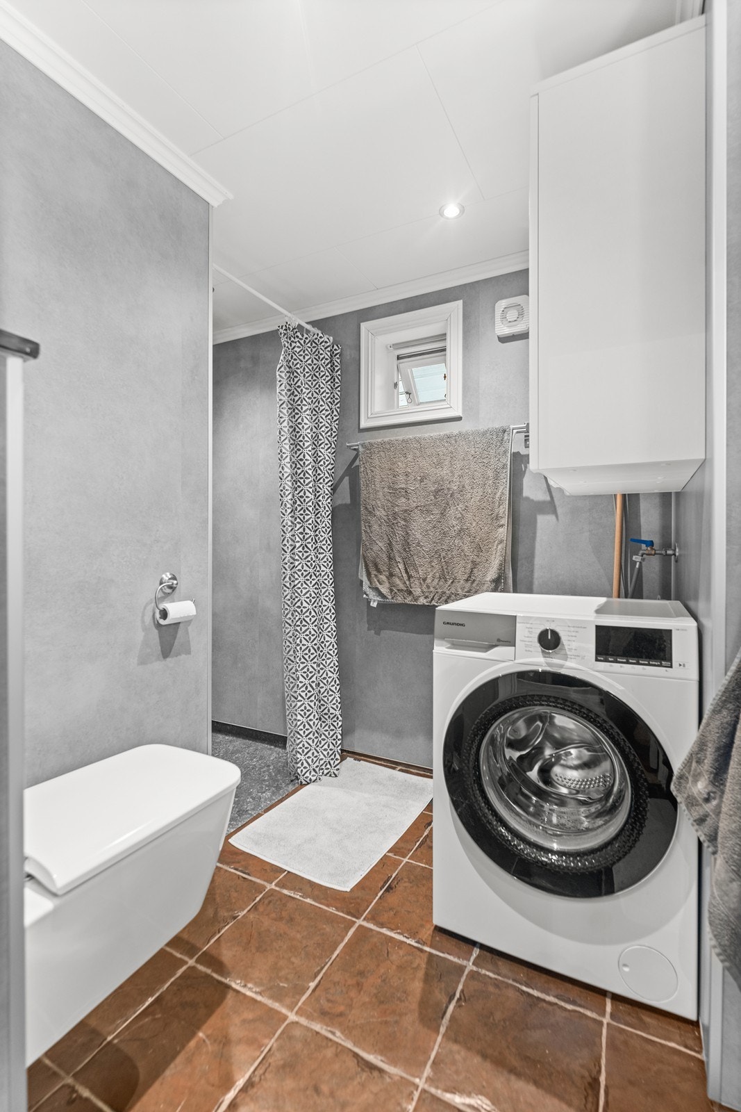 Det er også opplegg for vaskemaskin på badet Galleribilde