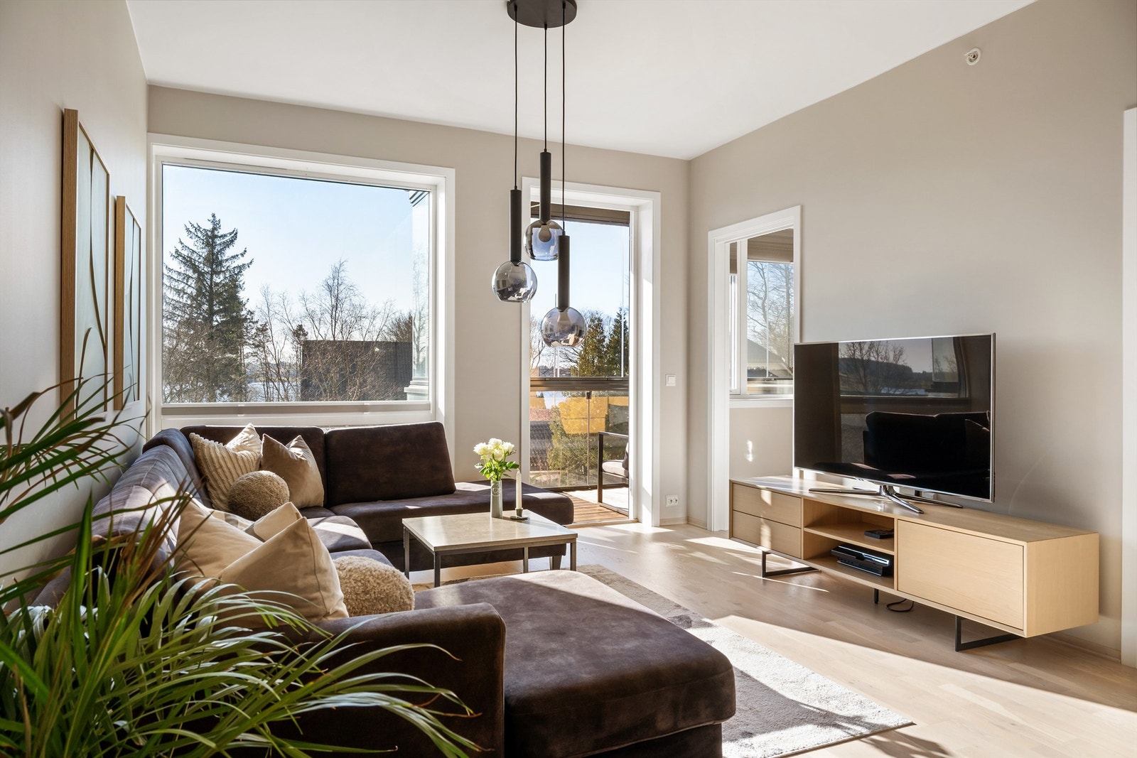 Det er god plass til møblering og en enkel planløsning som gir rom for både sittegruppe og spiseplass. Galleribilde