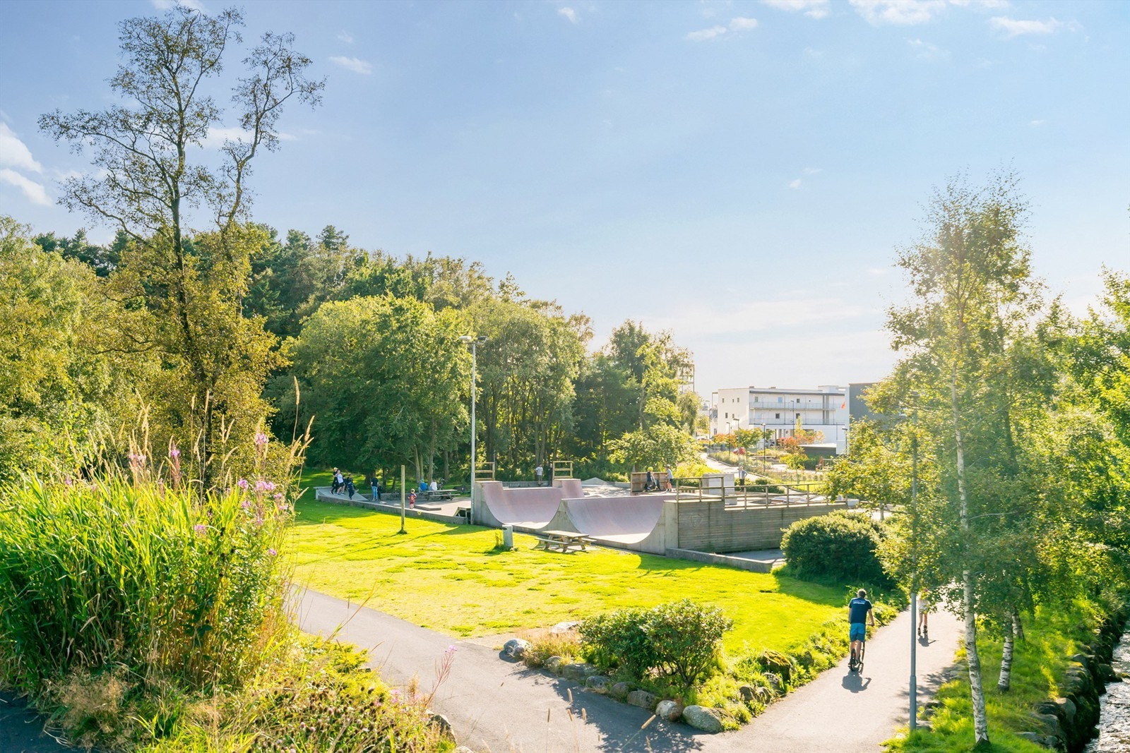 Rett ved blokken er det også tilgang til Stemmen, et flott rekreasjonsareal med blant annet skatepark, sandvolleyball baner, grillplass, badevann m.m. Med opplyst turløype rundt, er det er yndet sted å bruke for områdets beboere, året rundt. Galleribilde