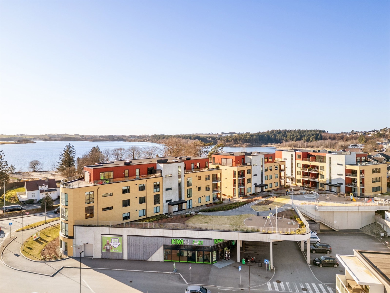 Utenfor sameiets blokker, er det pent fellesareal. Her der det både lekeapparater, sittegrupper, utegrill m.m. Det at det er KIWI butikk i underetasjen, gjør at man kan gå tørrskodd å handle om ønskelig. Galleribilde