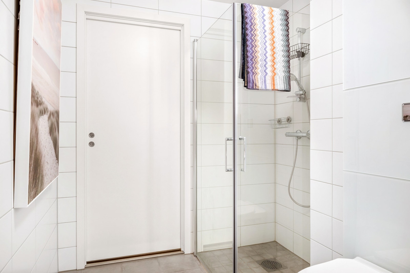 Badet mot skyvedør som går til eget separat vaskerom. En meget kjekk løsning beboere har satt pris på. Galleribilde