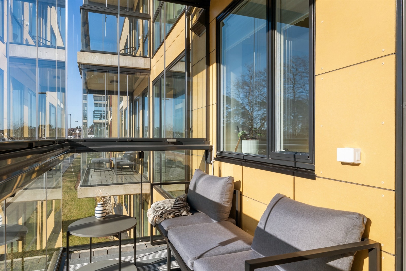 Innglasset balkong.
Med 3-lags vinduer / balkongdør og innglassing i tillegg, er leiligheten meget godt lydisolert og behagelig dersom man er var for den slags. Galleribilde