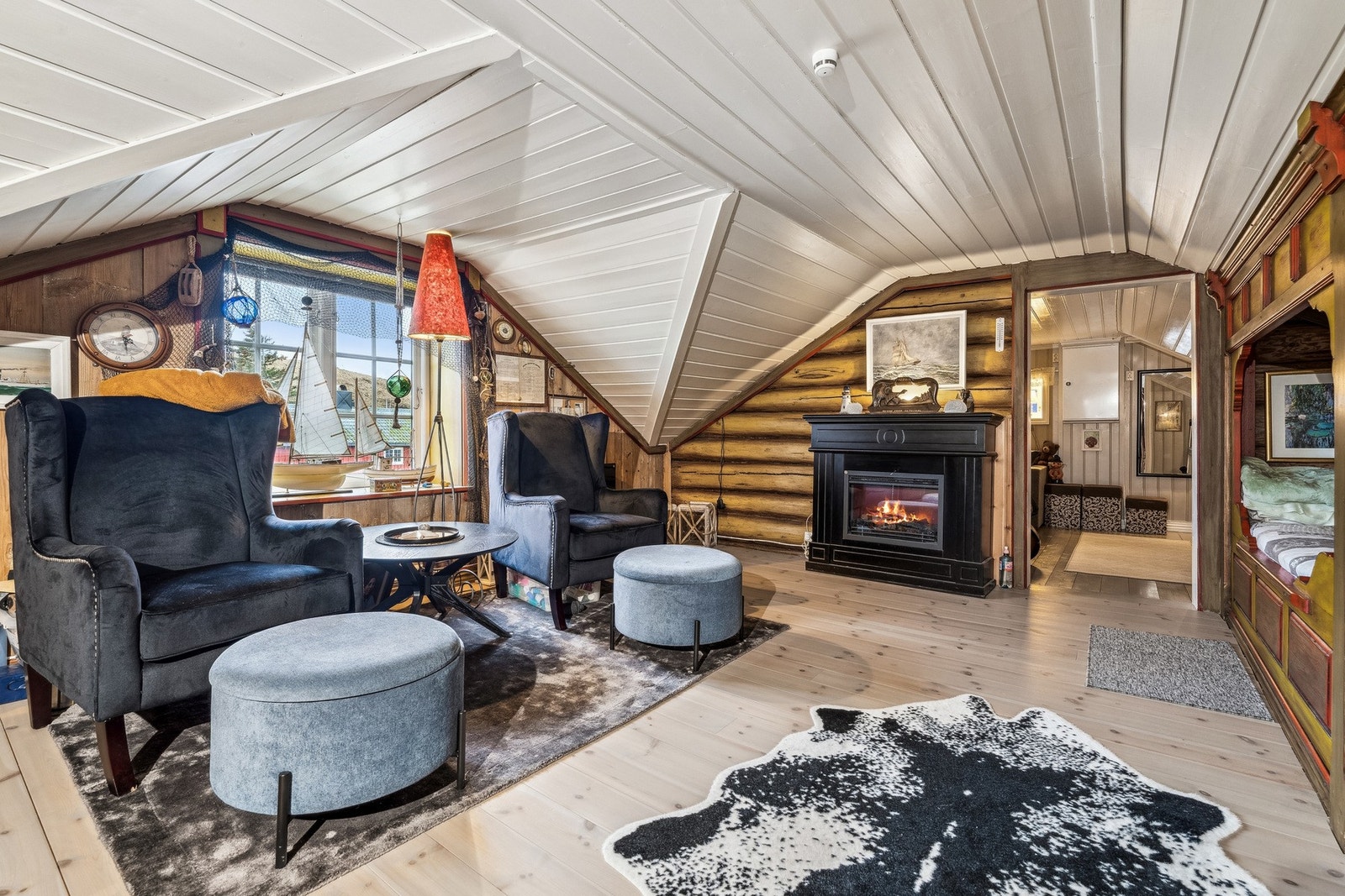 Det meste er håndlaget og malt ved bruk av tradisjonelle teknikker for å bevare og gjenopprette så mye som mulig til sin opprinnelige tilstand Galleribilde