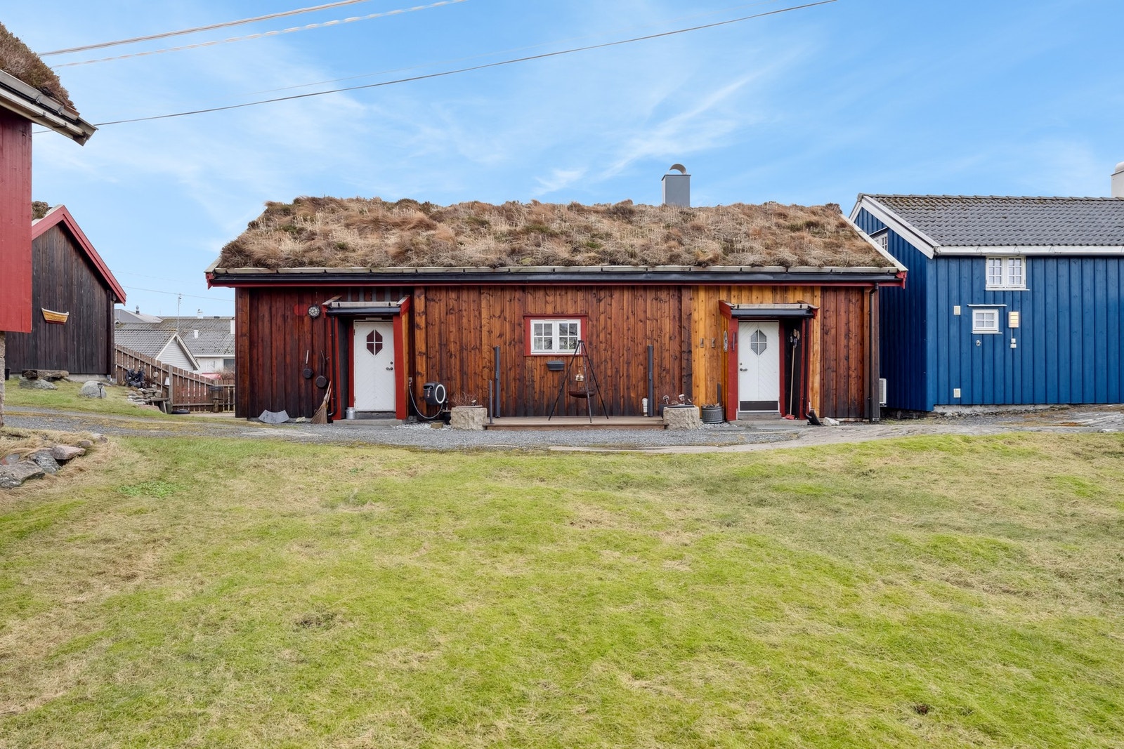 Vaskerommet har egen adkomst og er utstyrt med gulvstående toalett, vegghengt servant og opplegg for vaskemaskin Galleribilde