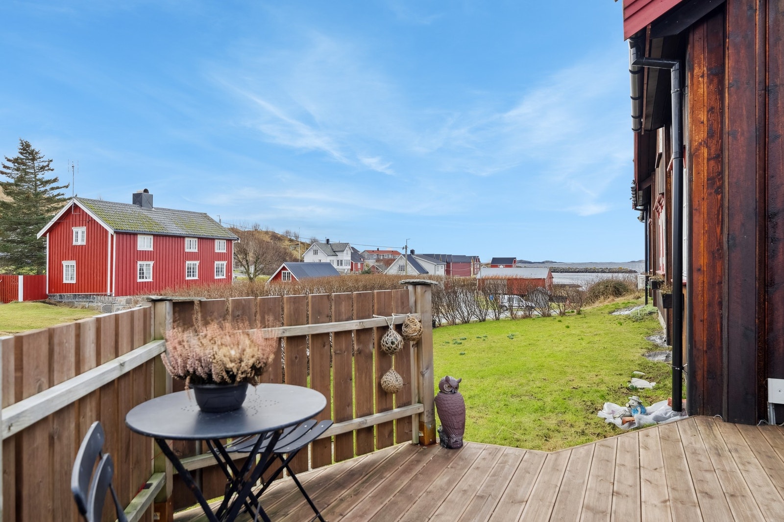 Det er markterrasse i tre mot øst på ca. 25 m2 og mot nord på ca. 6 m2 Galleribilde