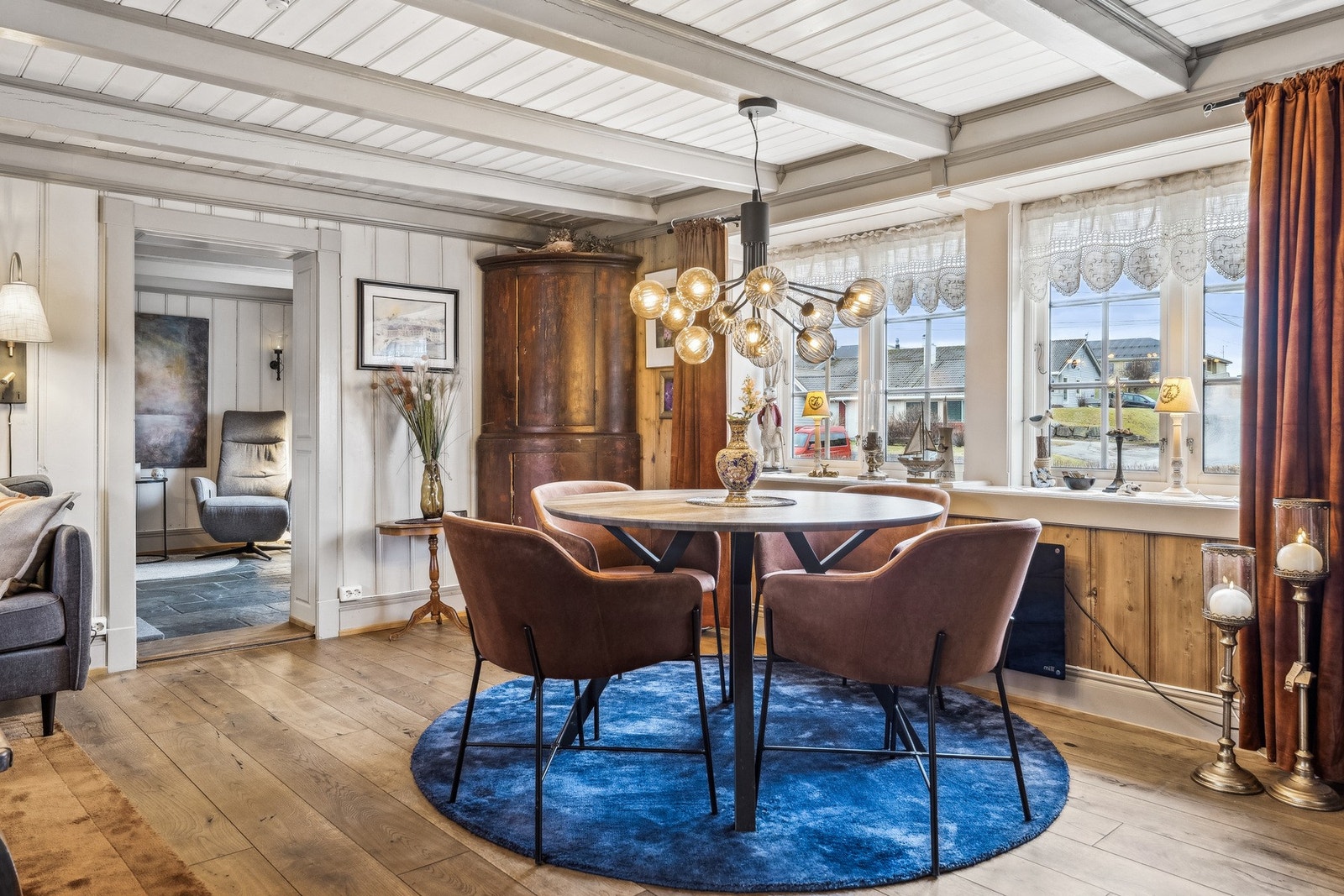 God plass til spisegruppe på stue Galleribilde