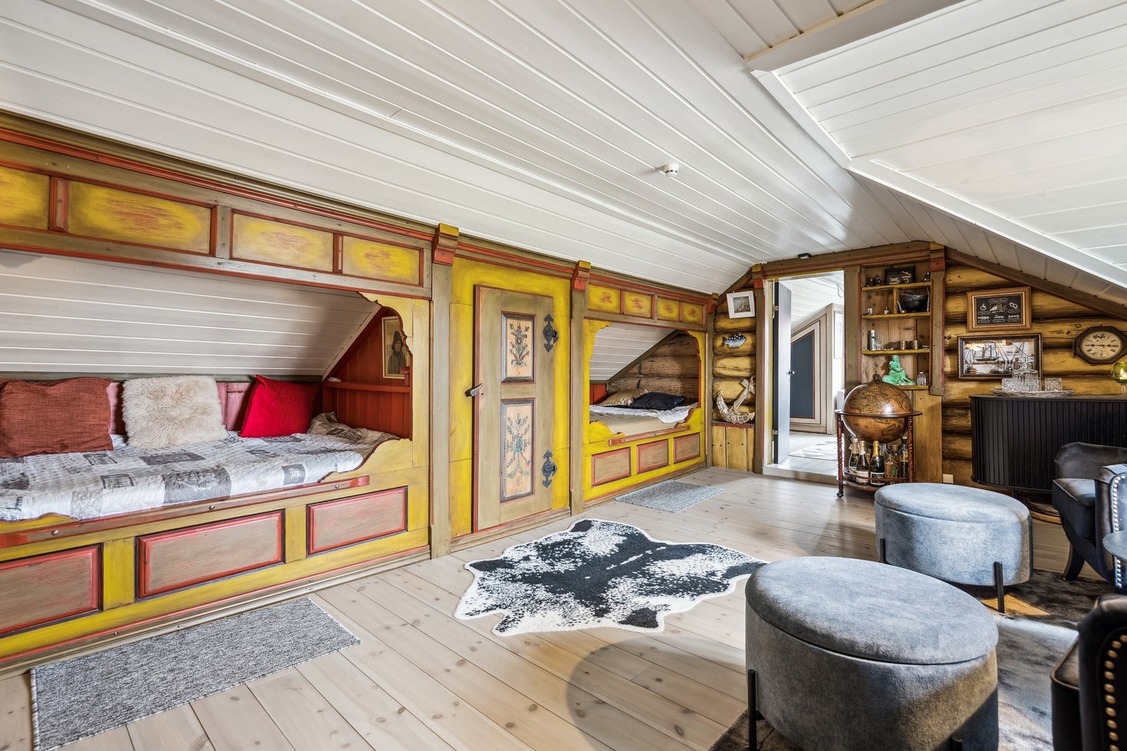 Soverommet er romslig og har to fastbygde sengeplasser Galleribilde