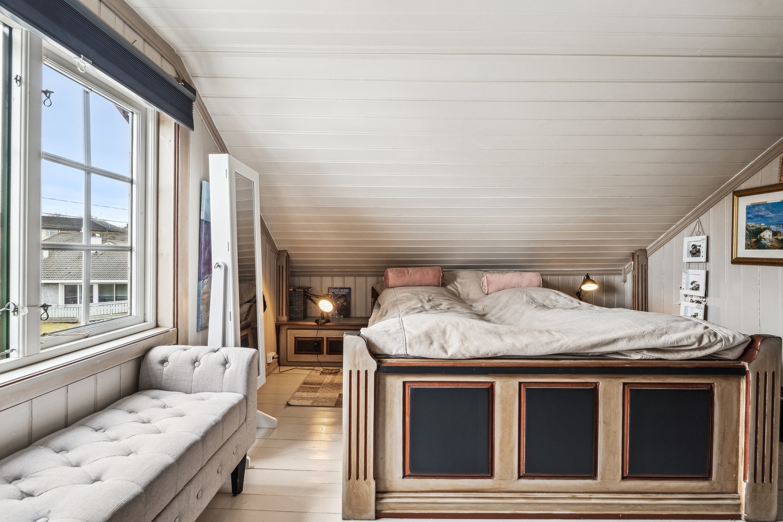 Plassbygd seng og nattbord Galleribilde